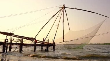 Hindistan 'ın Kerala eyaletinde, Fort Kochi' de gün batımında Çin balık ağları
