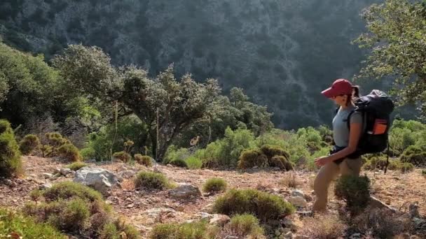 Wanita muda dengan ransel berjalan dengan cara Lycian hiking trail di Turki. — Stok Video