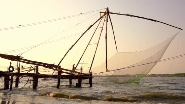 Čínské rybářské sítě při západu slunce ve Fort Kochi, stát Kerala, Indie — Stock video