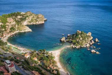İtalya, Sicilya, Taormina yakınlarındaki Isola Bella Adası.