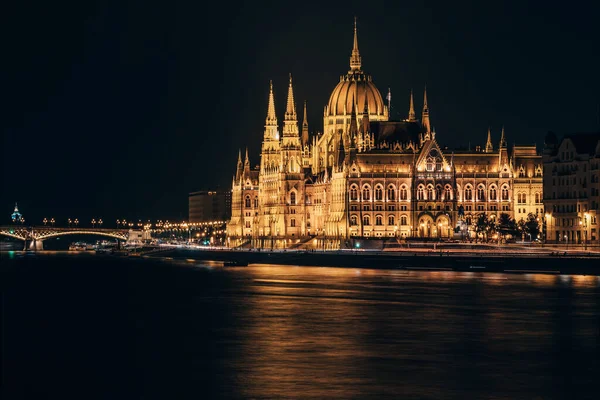 Bâtiment emblématique du Parlement de Budapest illuminé la nuit — Photo