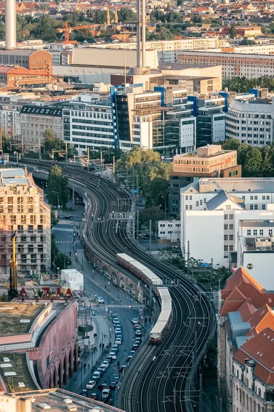 Берлинский городской пейзаж с железнодорожным вокзалом и поездом — стоковое фото