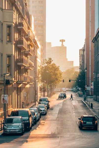 Berlin scène de rue urbaine au coucher du soleil. — Photo