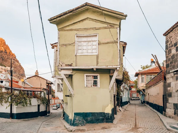 Casas antiguas turcas tradicionales en la ciudad de Afyonkarahisar, Turquía —  Fotos de Stock