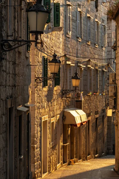 Rue pavée médiévale étroite dans la vieille ville de Split, Croatie — Photo