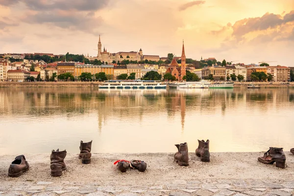 Cipők a Duna-parton emlékmű Budapest budai oldalán a háttérben — Stock Fotó