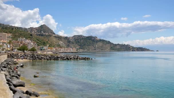Sycylijska plaża w Giardini Naxos i starożytne miasto Taormina na wzgórzu na Sycylii — Wideo stockowe
