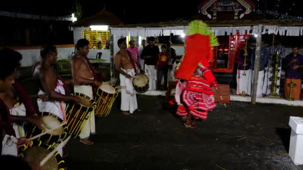 Theyyam tampil selama festival kuil di Payyanur, Kerala, India — Stok Video