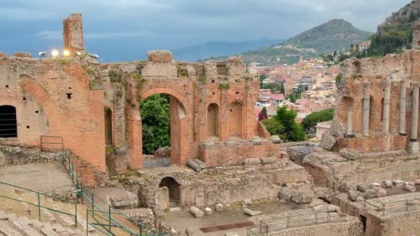 Ruïnes van het oude Griekse theater in Taormina, Sicilië — Stockvideo