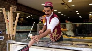 Türkçe dondurma satıcısının müşteriyle klasik eğlenceli numaralar yaptığı görünümü kapat