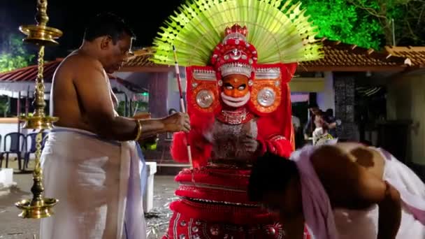Theyyam tampil selama festival kuil di Payyanur, Kerala, India — Stok Video