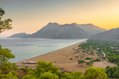 Akdeniz 'deki Cirali Olimpos plajının güzel gün batımı manzarası, Antalya, Türkiye