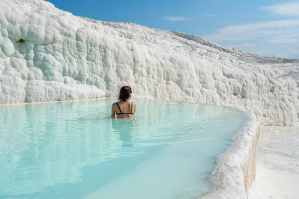 Nő napszemüvegben fürdés travertin teraszokon medencék Pamukkale, Törökország — Stock Fotó