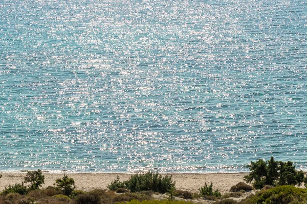 Сонячне світло скручується і відбивається від поверхні води на морі . — стокове фото