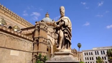 Palermo Katedrali 'nin önündeki heykel mavi gökyüzüne karşı, Sicilya, İtalya
