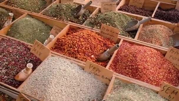 Große Auswahl an typisch italienischen Gewürzen auf einem Straßenmarkt in Sizilien, Italien — Stockvideo