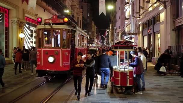 Tram rétro sur la rue Istiklal à Istanbul la nuit, Turquie — Video