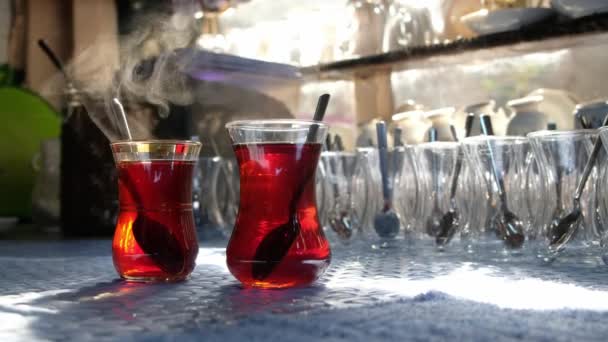 테이블을 클로즈업 한 두 잔의 뜨거운 터키 차. — 비디오