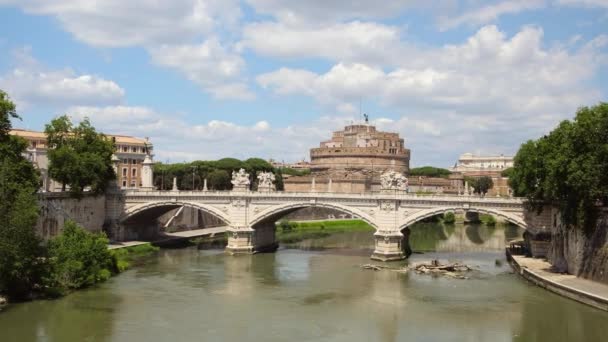 意大利罗马的Ponte Vittorio Emanuele II桥和Castel Sant Angelo桥 — 图库视频影像