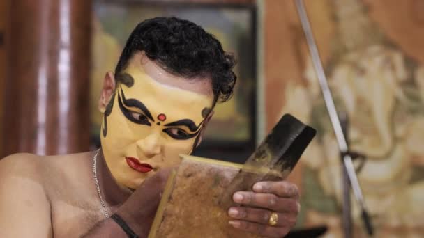 Artistas compõem-se antes da tradicional performance de teatro de Kathakali em Kerala — Vídeo de Stock