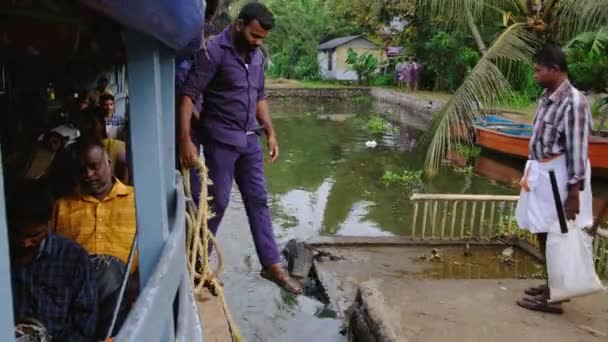 Oidentifierade indianer reser med lokal färja båt vid Kerala bakvatten — Stockvideo