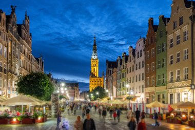 Polonya 'nın Gdansk şehrindeki ünlü Long Lane sokağı..
