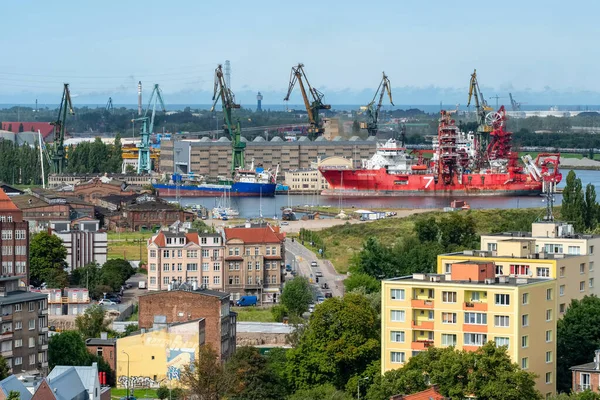 Konut binaları ve liman vinçleriyle Gdansk şehir manzarası — Stok fotoğraf