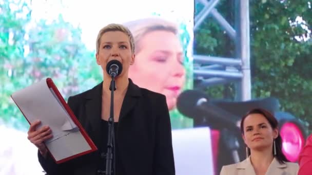 Мария Колесникова выступила на митинге Светланы Тихоновской в Минске. — стоковое видео