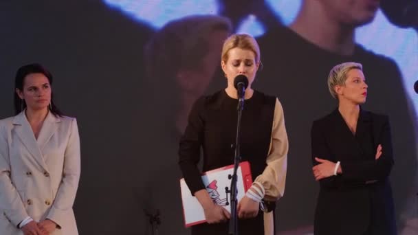 Veronika Tsepkalo gives speech at Svetlana Tikhanovskaya rally in Minsk. — Stock Video