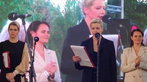 Maria Kolesnikova pronese projev na shromáždění Svetlana Tikhanovskaya v Minsku. — Stock video