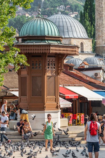 Bascarsija plaza con fuente de madera Sebilj en el casco antiguo de Sarajevo en Bosnia y Herzegovina —  Fotos de Stock