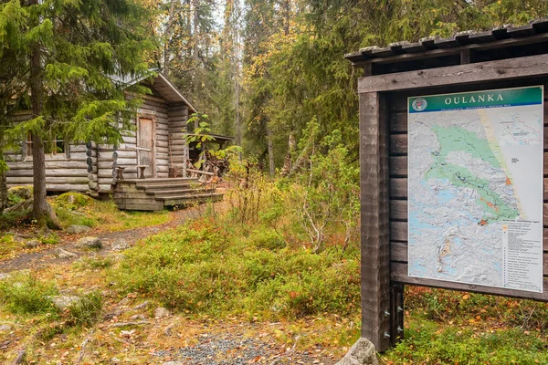 핀란드오 울란 카 국립 공원에 있는 토폴로지도와 전통적 인 목조 오두막 — 스톡 사진