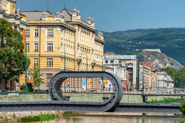 Festina lente est un pont piétonnier sur la rivière Miljacka à Sarajevo, en Bosnie-Herzégovine — Photo