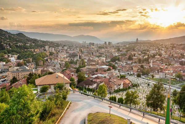 Coucher de soleil sur les toits de Sarajevo en été en Bosnie-Herzégovine — Photo