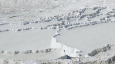 Kurumuş doğal kaynak suyu geçiş terası oluşumları