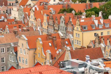 Gdansk 'ın eski kasabasının üst manzarası. Gdansk' taki eski şehrin kırmızı kiremitli çatıları.
