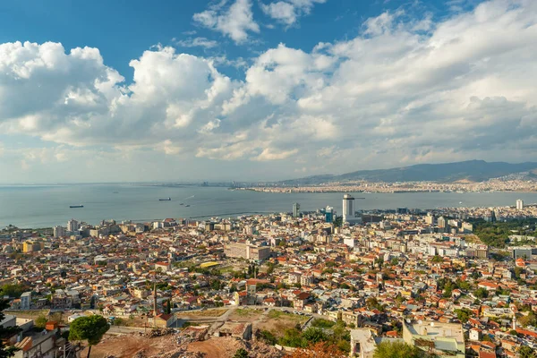 Izmir Vista panorámica de la ciudad desde el castillo de Kadifekale, Turquía — Foto de Stock