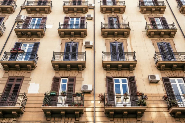 Edificio exterior con ventanas y balcones en Sicilia, Italia. —  Fotos de Stock