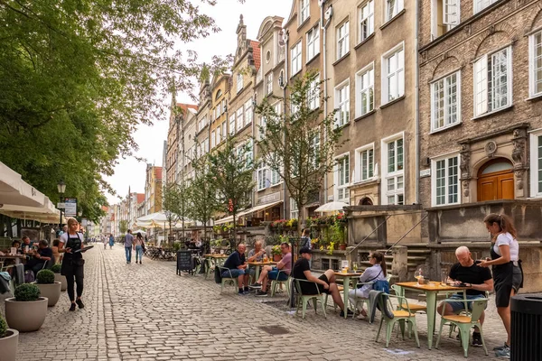 Unidentified people seats in outdoor cafe in central part of Gdansk, Poland. — Stock Photo, Image