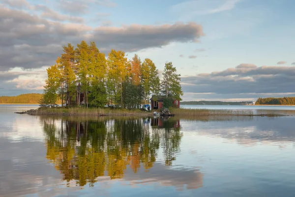 フィンランドのカントリーハウスと湖の上の小さな島. — ストック写真