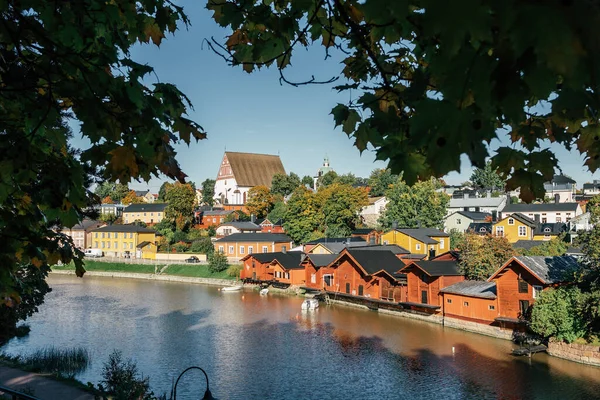 Staré dřevěné červené domy ve starém městě Porvoo, Finsko — Stock fotografie