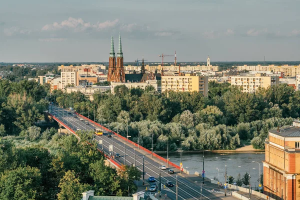 Vacker Warszawa stadsbild med bro över floden Vistula, Polen — Stockfoto