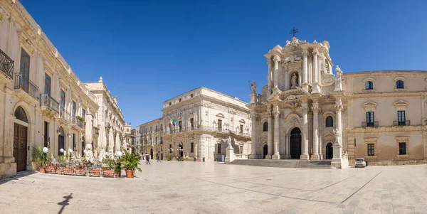 Panorama of an empty Piazza Duomo and of the Cathedral of Syracuse in Sicily — Stock Photo, Image