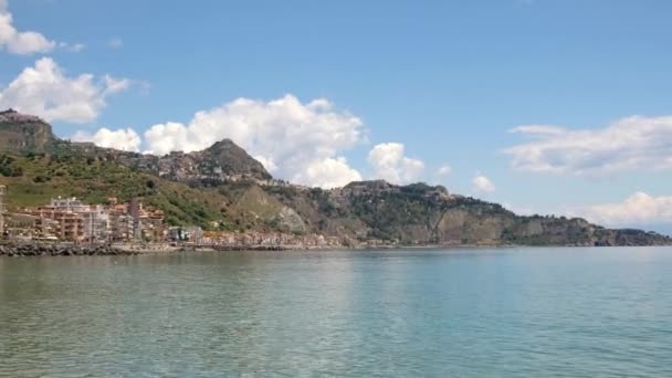 Vista desde Giardini Naxos en una antigua ciudad Taormina en una colina en Sicilia — Vídeo de stock