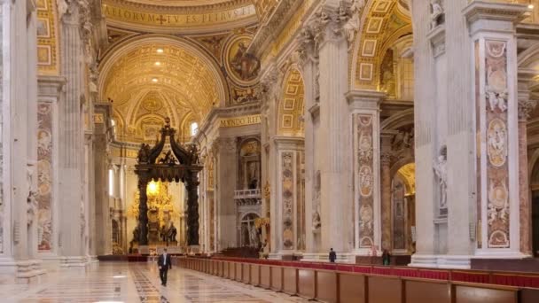 Vatikan, Roma 'daki Saint Peters Bazilikası' nın iç manzarası — Stok video