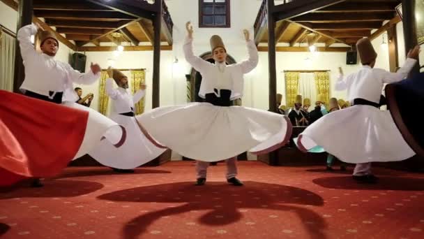 Semazen töreni. Türkiye 'de Sufi dönen dervişler dans ediyor. Yavaş çekim — Stok video