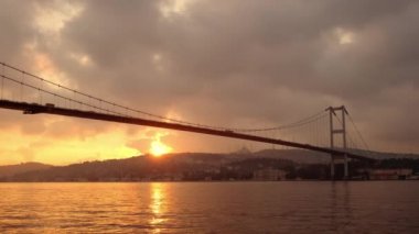 İstanbul 'da güneş doğarken Boğaz Köprüsü