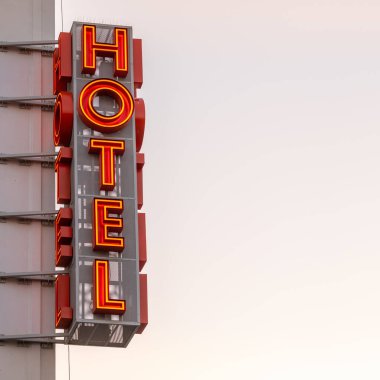 Neon Otel tabelası gün batımına karşı binanın köşesinde.