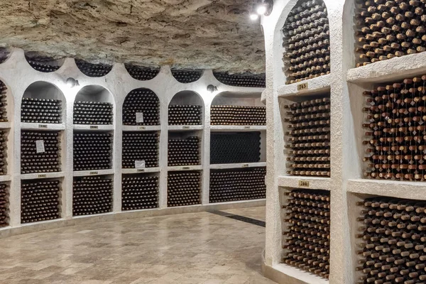 Bottiglie di vino impilate nella vecchia cantina primo piano — Foto Stock