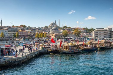 Eminonu, İstanbul, Türkiye 'deki Süleyman Camii ve balıkçı tekneleri manzaralı